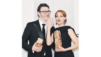 Berenice Bejo junto con su marido y director del film, Michel Hazanavicius, durante la ceremonia de los César.