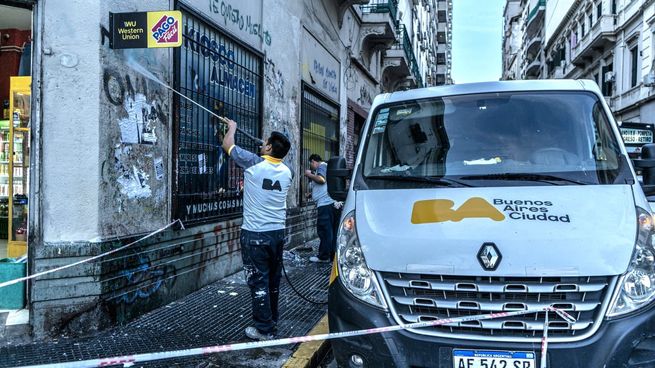 En total se detectaron 93 grafitis o pintadas, 11 afiches o pegatinas, 6 cordones de frentes destruidos para arrojarle piedras a la policía