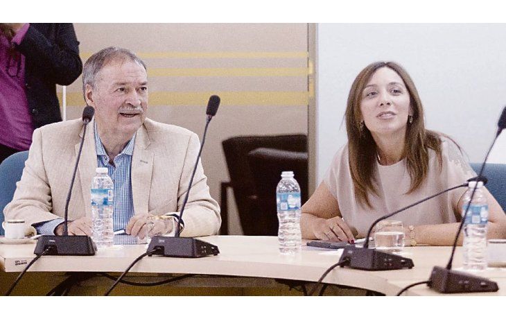 Duelo. Vidal y Schiaretti, durante una reunión de gobernadores. Tras la puja por el Fondo del Conurbano, nace un nuevo round entre provincias.