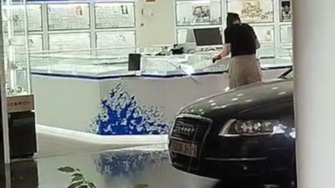 Los ladrones entraron con la cara tapada en un Audi oscuro. 