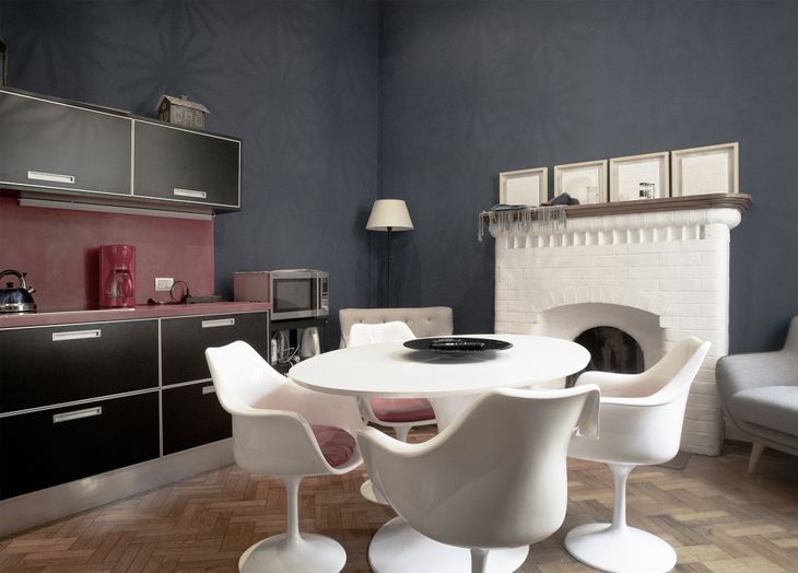 Espacio intervenido con una segunda cocina integrada, donde conviven pisos originales de madera con equipamiento moderno, en una reinterpretación del esquema clásico Espacio intervenido con una segunda cocina integrada, donde conviven pisos originales de madera con equipamiento moderno, en una reinterpretación del esquema clásico