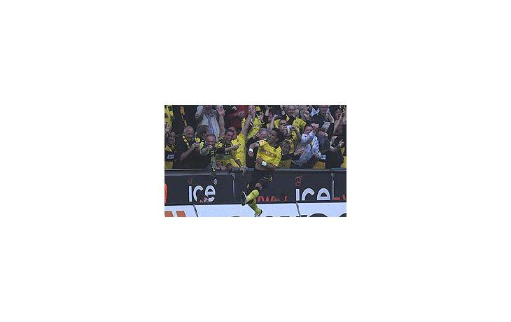 Lucas Barrios hace delirar a la gente de Borussia con su séptimo título local.