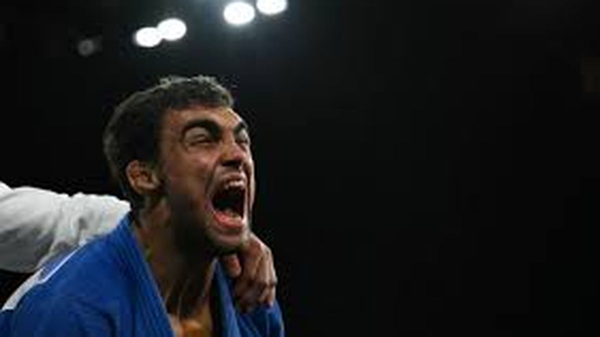 Unbelievable! He won the bronze medal and dislocated his shoulder while celebrating