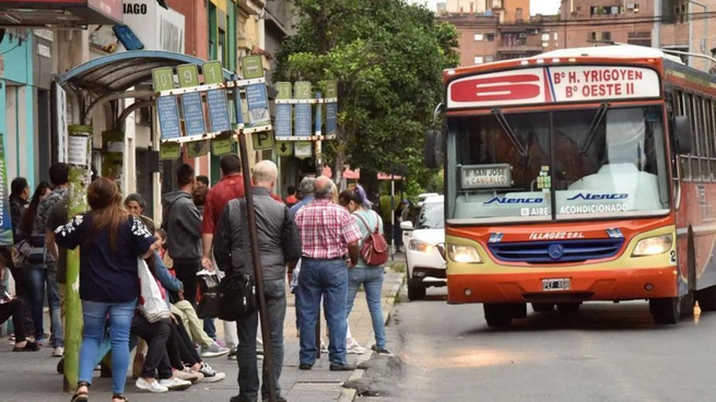 El paro de UTA afecta a 13 de 14 líneas de ómnibus que prestan servicios en la capital tucumana.