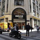 Peatones y turistas recorren la esquina de Florida y Perón, frente al local que concentra uno de los mayores flujos comerciales de la peatonal porteña Peatones y turistas recorren la esquina de Florida y Perón, frente al local que concentra uno de los mayores flujos comerciales de la peatonal porteña