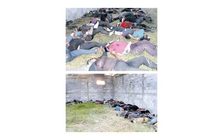 Tras ser hallados en un rancho, los cadáveres de los 72 inmigrantes ejecutados fueron ordenados en un depósito abandonado de la localidad de San Fernando. Buscan entre sus pertenencias cartas o cualquier comprobante que permita identificarlos.