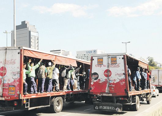 Los sindicatos, en micros y camiones, transportaron simpatizantes hacia la Plaza de Mayo, ayer, para participar de la despedida a Néstor Kirchner, en donde miles de personas hicieron cola de hasta cinco horas para poder ingresar a la Casa de Gobierno.