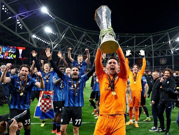 El arquero argentino Juan Musso levanta el trofeo tras coronarse campeón de la Europa League con Atalanta.