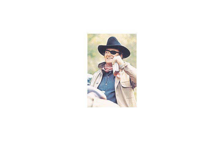 El parche que usaba Rooster Cogburn en el film de Hathaway (y que también lleva Jeff Bridges en la nueva versión, pero en el otro ojo) fue un invento de John Wayne.