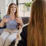 Los distintos significados que pueden tener estos habituales gestos en la comunicación. Los distintos significados que pueden tener estos habituales gestos en la comunicación.