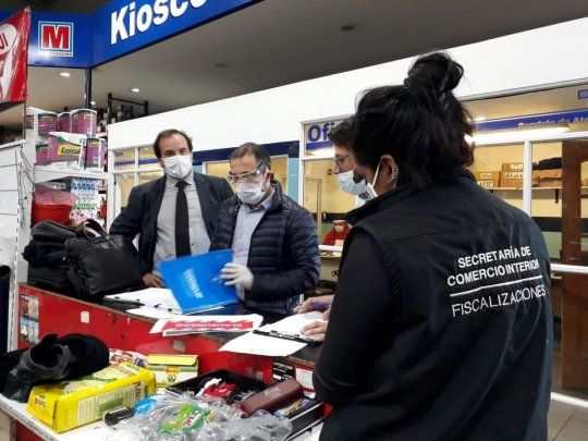 Clausuran supermercados por sobreprecios en más de 50 productos esenciales.