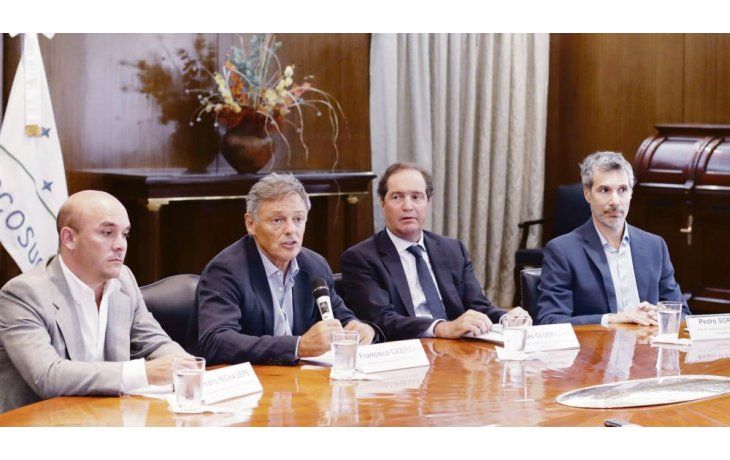 ámbito.com | Urgencia. EL ministro Francisco Cabrera anticipó el contenido del DNU junto a Pedro Inchaupe, Pablo Clusellas y Pedro Sorop.
