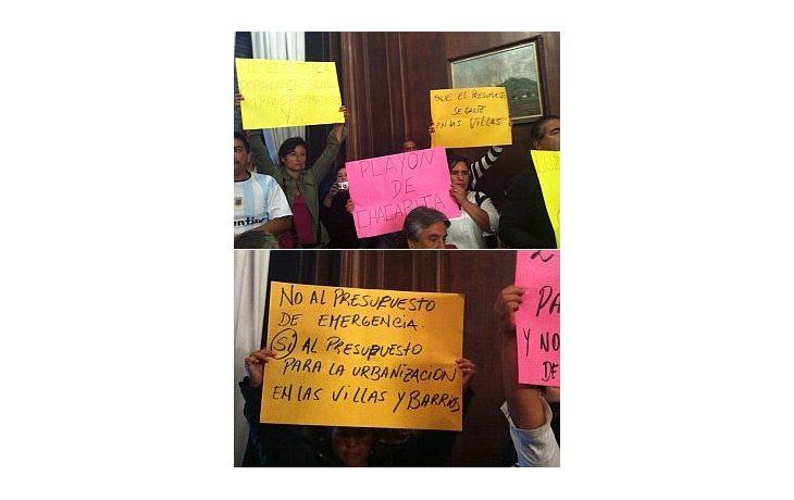 “No al Presupuesto de emergencia. Sí al Presupuesto para urbanización de villas y barrios”, se pudo leer en uno de los carteles que desplegaron los vecinos de asentamiento en la reunión con Francisco Cabrera.