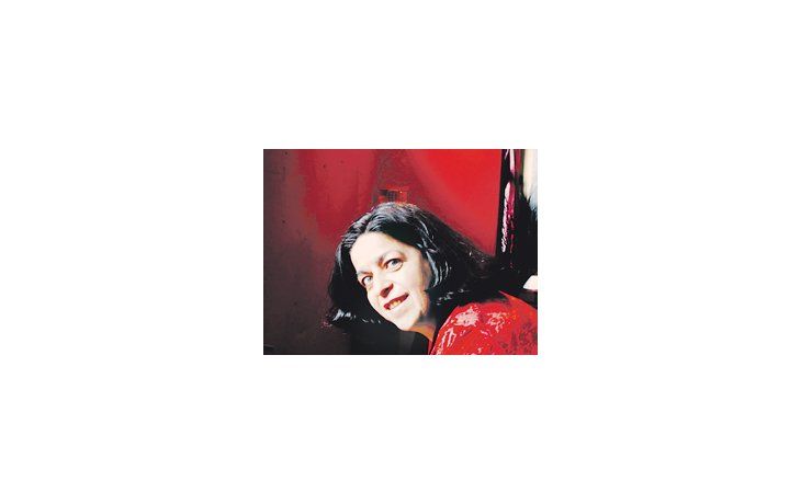 Mónica Cabrera protagoniza «Dolly Guzmán no está loca» y próximamente actuará en «Ceremonia secreta», dirigida por Oscar Barney Finn.
