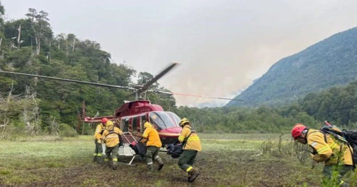 Los bomberos realizan operativos para disminuir la intensidad de la llamas.