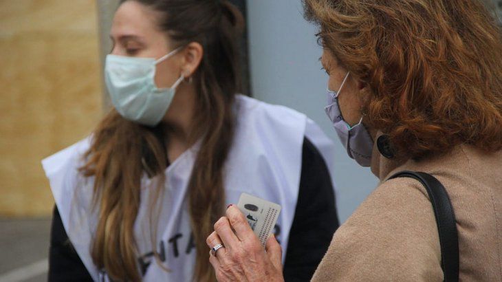 Los votantes se acercan a los colegios con su DNI para votar.