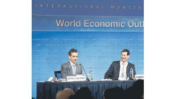 ámbito.com | Gian Maria Milesi-Ferretti, director adjunto del Departamento de Investigación del FMI, y el nuevo economista jefe Maurice Obstfeld, en la conferencia de prensa ayer en Perú.