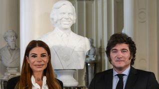 Zulemita Menem y Javier Milei en Casa Rosada junto al busto de su padre, el expresidente Carlos Menem. Zulemita Menem y Javier Milei en Casa Rosada junto al busto de su padre, el expresidente Carlos Menem.