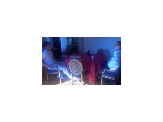 Batista en la reunión que mantuvo con Nicolás Burdisso. (Imagen de la cuenta de Twitter de Batista).