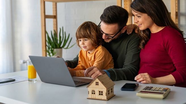Familia inquilina hace cuentas para ver si pueden acceder a un crédito hipotecario para poder comprar su hogar propio