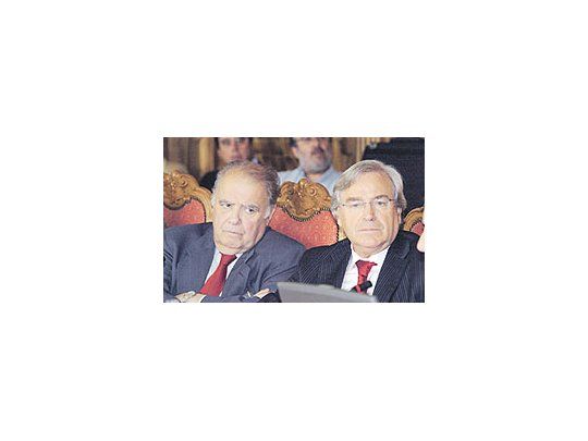 Enrique Iglesias, ex titular del BID, y Francisco Luzón, director de la división América del Grupo Santander, durante el seminario que se realiza en España.