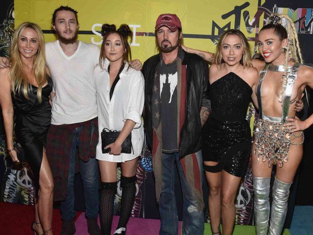 Billy Ray y su hija, Miley Cyrus, llevan una relación turbulenta que dividió a toda la familia. Billy Ray y su hija, Miley Cyrus, llevan una relación turbulenta que dividió a toda la familia.