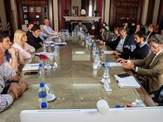 Kicillof recibi&oacute; al comit&eacute; de expertos de la Provincia, quienes le dieron el visto bueno al uso del tapabocas.