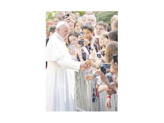 Luego del discurso, Francisco saludó a la multitud desde el balcón del Capitolio, escoltado por el presidente de la Cámara de Representantes,  el republicano John Boehner, y el vicepresidente, Joseph Biden. Antes de dejar Washington, el Papa rompió el protocolo y se acercó a saludar a las personas detrás de las vallas.