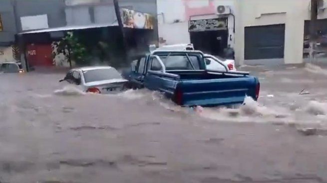 La tormenta arrastró autos en diferentes localidades de la provincia.