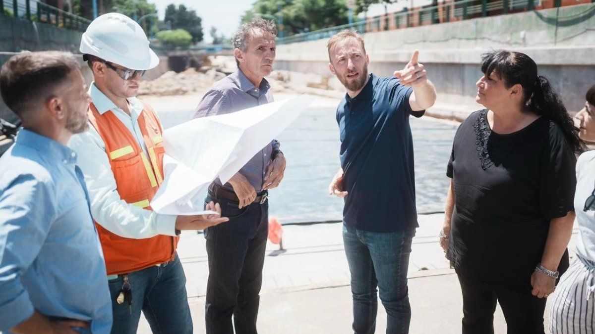 Federico Otermín and Gabriel Katopodis toured a construction site in Lomas de Zamora