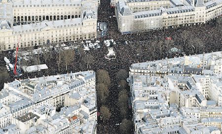 Encabezada por varios líderes mundiales, una multitud desbordó ayer París en rechazo al terrorismo y en apoyo a los valores republicanos. Marine Le Pen, excluida, se manifestó con los suyos en el sur.