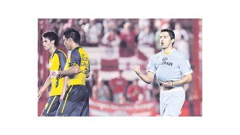 Santiago Salcedo se embaraza de gol. El paraguayo fue el gran protagonista del triunfo de Argentinos Juniors.