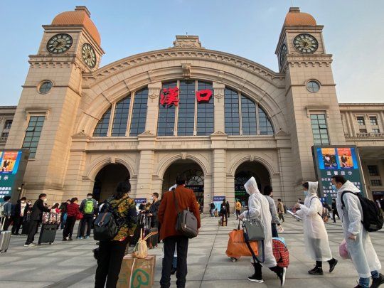 Unas 65.000 personas dejar&aacute;n Wuhan tras el fin de dos meses y medio de cuarentena.