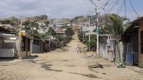 En Ciudad de Dios se apretujan 40.000 pobres en viviendas de caña o prefabricadas a medio terminar.