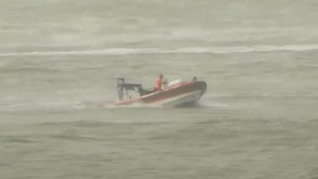 Prefectura rescató a dos hombres que practicaban parawing en el mar de Mar del Plata en plena ciclogénesis.