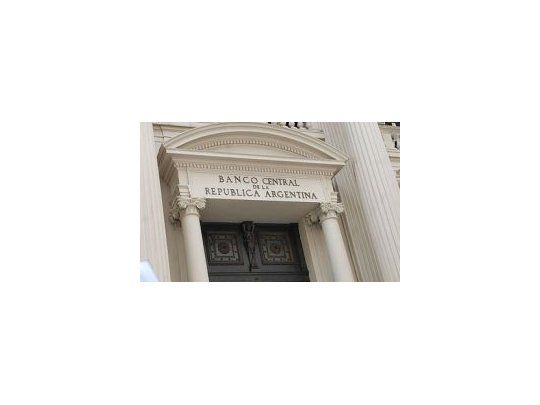 Por cepo cambiario, salida de capitales cayó casi 70%