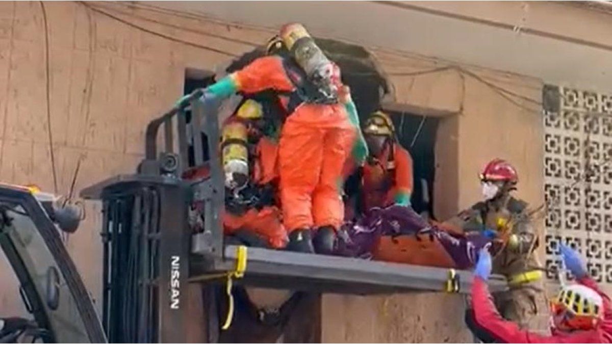 a 250-kilo man was trapped in the garbage and was rescued by firefighters