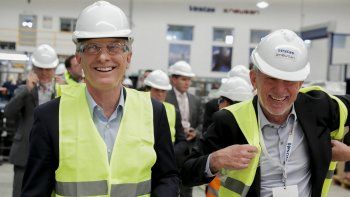 El entonces presidente, Mauricio Macri, durante una recorrida por las instalaciones de la f&aacute;brica de ensamble de aerogeneradores de la empresa danesa Vestas, ubicada en el Parque Industrial de la localidad bonaerense de Campana, en 2018 (Imagen de archivo).