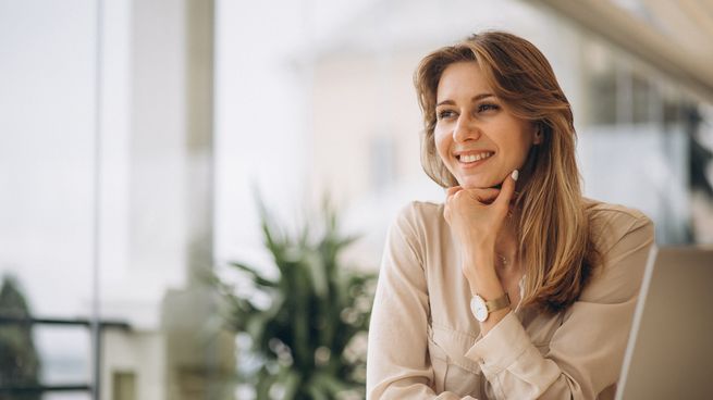 retrato-mujer-negocios-trabajando-computadora-portatil.jpg