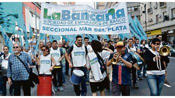 ámbito.com | Embestida. Los trabajadores del Banco Provincia rechazan el intento de Vidal de modificar la edad jubilatoria de los empleados.