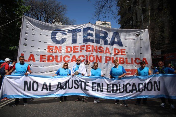Mientras Diputados evalúa el rechazo a los vetos de Milei, en todo el país docentes y personal de la salud marchan en señal de apoyo. Mientras Diputados evalúa el rechazo a los vetos de Milei, en todo el país docentes y personal de la salud marchan en señal de apoyo. 