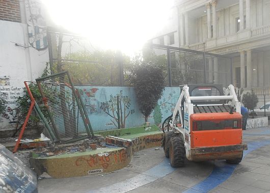 El primero de julio pasado una miniexcavadora Bobcat con martillo automático llegó al cruce de Perú e Independencia para arrasar con la plazoleta bautizada como Néstor Kirchner.
