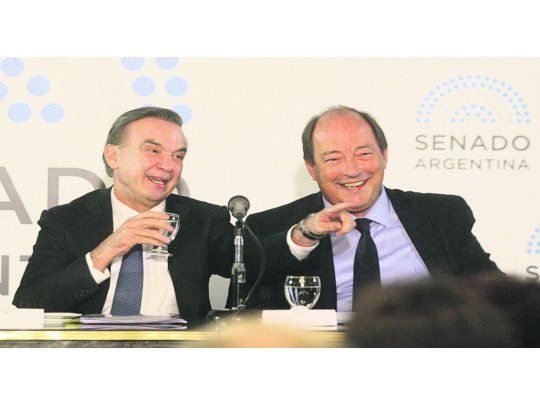 Sintonía fina. El líder del PJ en el Senado, Miguel Pichetto, y el exlegislador y actual asesor presidencial sin cargo, Ernesto Sanz, a favor de un pacto político entre todas las fuerzas para el mediano y largo plazo.
