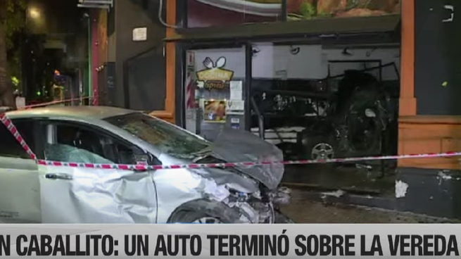 El auto terminó incrustado en la vereda