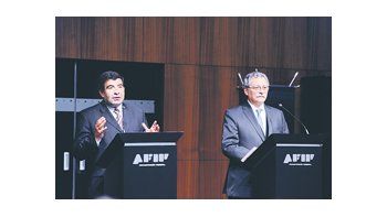 ámbito.com | Ricardo Echegaray, titular de la AFIP; y Juan Carlos Pezoa, secretario de Hacienda, fueron los encargados de informar ayer sobre los datos de la recaudación en mayo.
