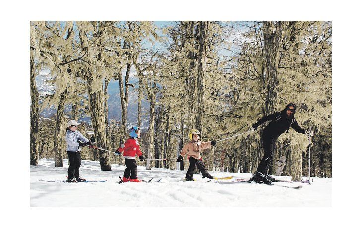 ámbito.com | Familias en la nieve: una postal que se repetirá en los centros invernales argentinos a pesar de la merma de turistas.