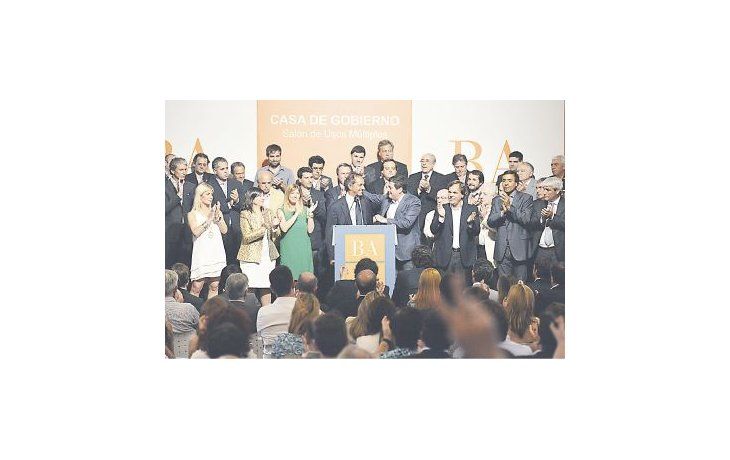 Daniel Scioli convocó ayer a sus funcionarios para despedirse del Gobierno bonaerense, agradecerles su colaboración en estos años y el respaldo que le dieron en la larga campaña presidencial que terminó hace apenas diez días. Estuvieron ministros y su vicegobernador Gabriel Mariotto.