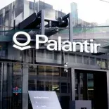 La empresa fue criticada por la falta de transparencia y sus métodos de espionaje. La empresa fue criticada por la falta de transparencia y sus métodos de espionaje.