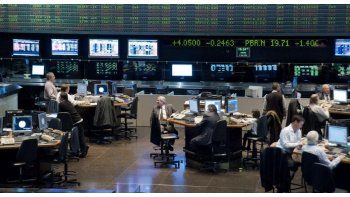 ámbito.com | Previo al anuncio sobre acuerdo con FMI, bajó el Merval y subió el riesgo país