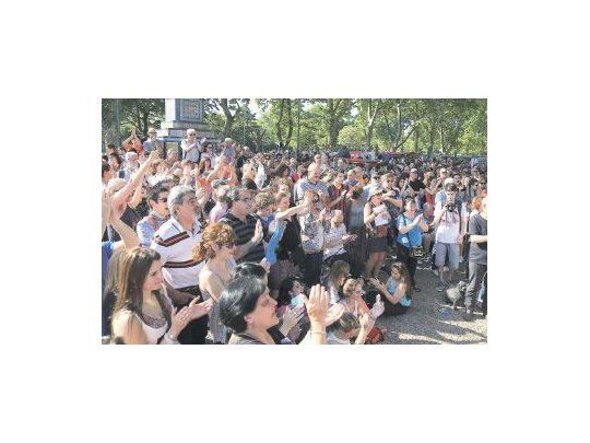 El sábado pasado, último fin de semana de campaña, distintos grupos se convocaron en el Parque Centenario por la candidatura de Daniel Scioli.